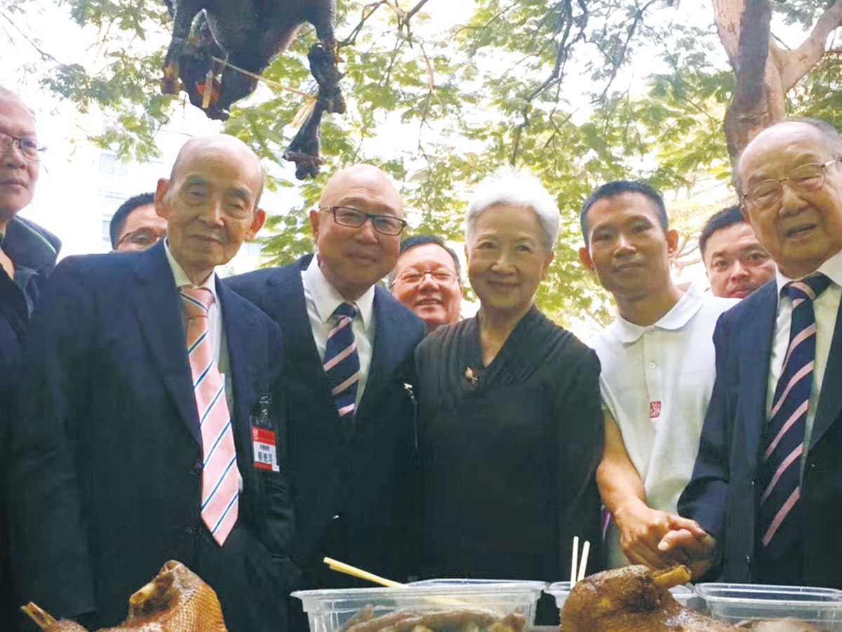 赴港參加《潮州美食節(jié)》受到潮人愛國(guó)實(shí)業(yè)家陳偉南先生熱烈歡迎合影留念